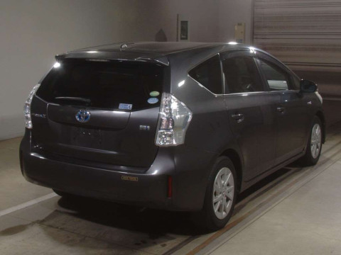 2013 Toyota Prius alpha ZVW41W[1]