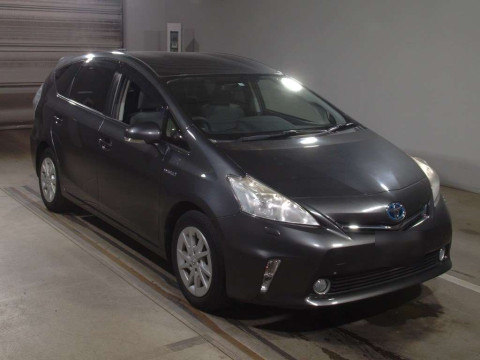 2013 Toyota Prius alpha ZVW41W[2]