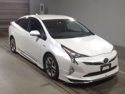 2016 Toyota Prius ZVW51[2]