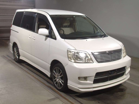 2002 Toyota Noah AZR60G[2]