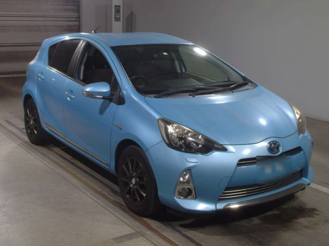 2012 Toyota Aqua NHP10[2]