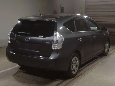 2013 Toyota Prius alpha ZVW41W[1]