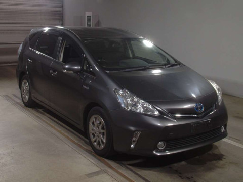 2013 Toyota Prius alpha ZVW41W[2]