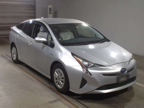 2016 Toyota Prius ZVW50[2]