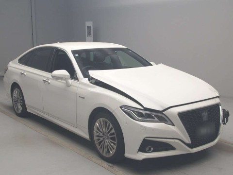 2019 Toyota Crown Hybrid AZSH20[2]