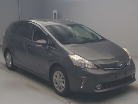 2012 Toyota Prius alpha ZVW41W[2]