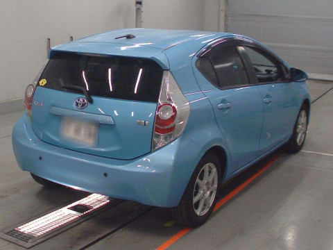 2013 Toyota Aqua NHP10[1]