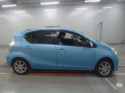 2013 Toyota Aqua NHP10[2]