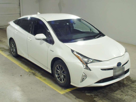 2017 Toyota Prius ZVW55[2]