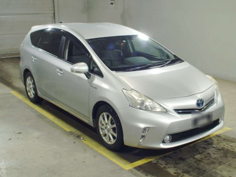 2011 Toyota Prius alpha ZVW41W[2]