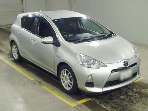 2012 Toyota Aqua NHP10[2]