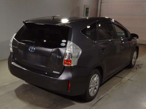 2011 Toyota Prius alpha ZVW41W[1]