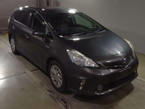 2011 Toyota Prius alpha ZVW41W[2]