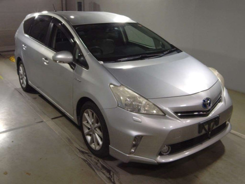 2011 Toyota Prius alpha ZVW41W[2]