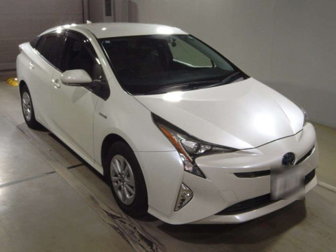 2017 Toyota Prius ZVW55[2]