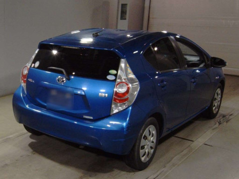 2013 Toyota Aqua NHP10[1]