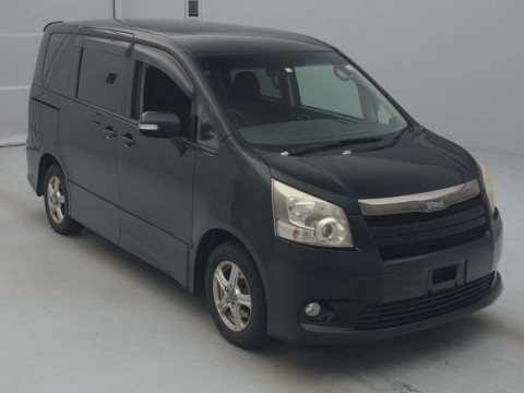 2010 Toyota Noah ZRR70W[2]