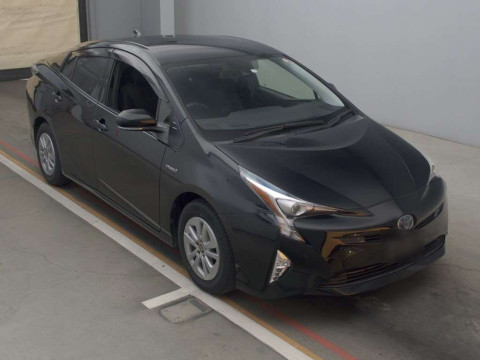 2017 Toyota Prius ZVW50[2]