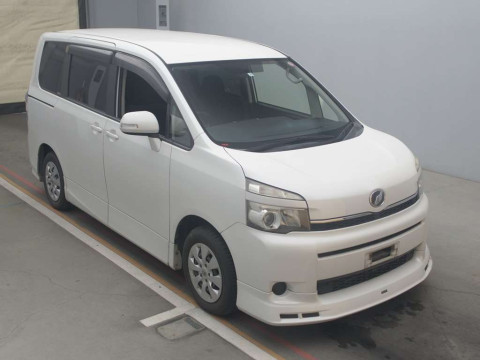 2011 Toyota Voxy ZRR70G[2]