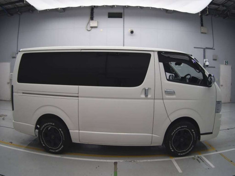 2010 Toyota Regiusace Van TRH200V[2]