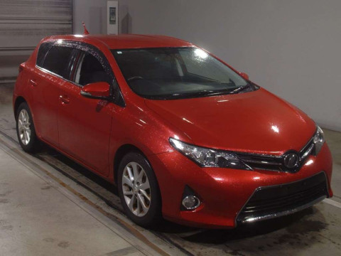 2013 Toyota Auris NZE181H[2]