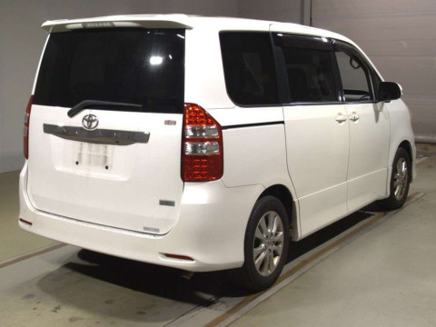 2011 Toyota Noah ZRR70W[1]