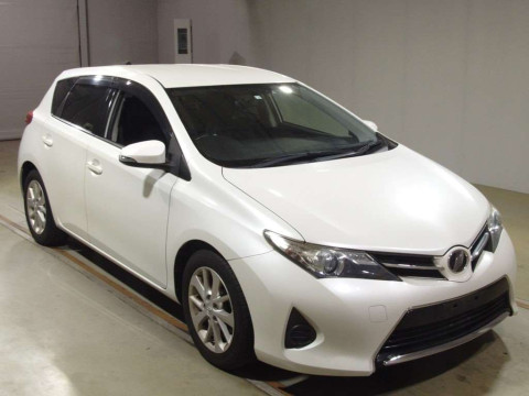 2014 Toyota Auris NZE181H[2]