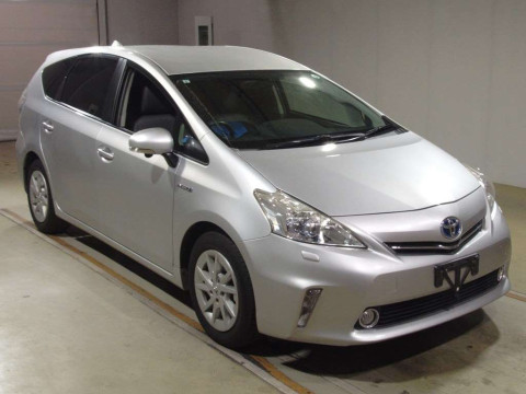 2011 Toyota Prius alpha ZVW40W[2]