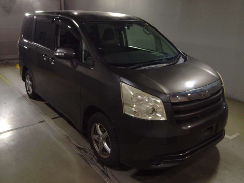 2009 Toyota Noah ZRR70G[2]