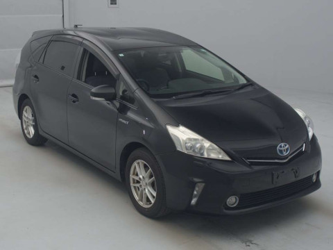 2013 Toyota Prius alpha ZVW40W[2]