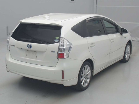 2013 Toyota Prius alpha ZVW41W[1]