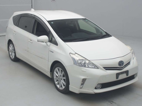 2013 Toyota Prius alpha ZVW41W[2]