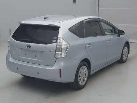 2011 Toyota Prius alpha ZVW41W[1]