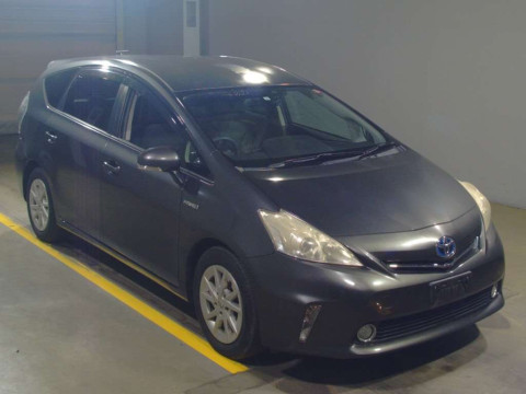 2011 Toyota Prius alpha ZVW41W[2]