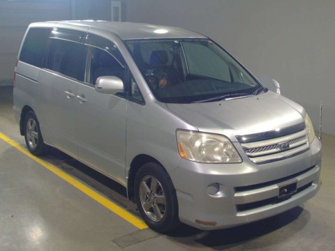 2006 Toyota Noah AZR60G[2]