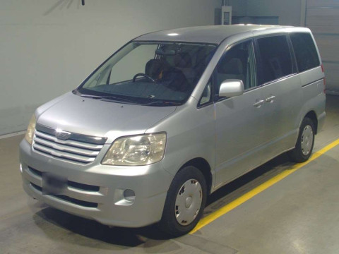 2004 Toyota Noah AZR60G[0]