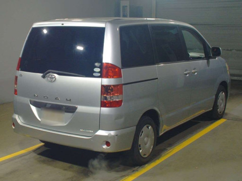 2004 Toyota Noah AZR60G[1]