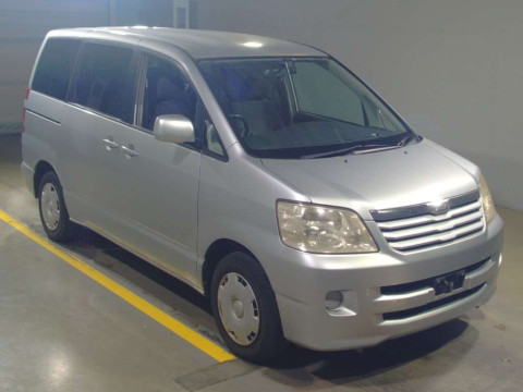 2004 Toyota Noah AZR60G[2]