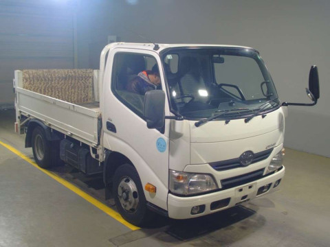 2016 Toyota Dyna Truck XZU605[2]