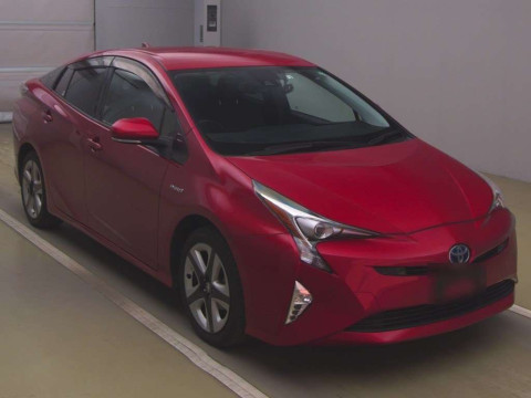 2016 Toyota Prius ZVW55[2]