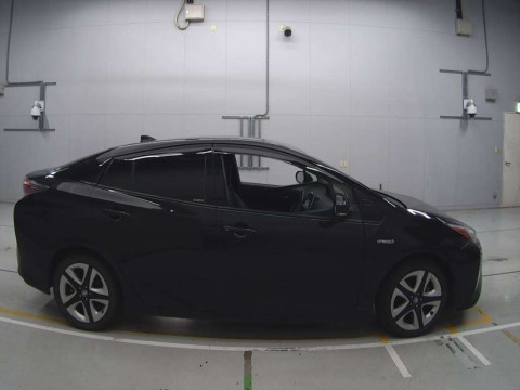 2016 Toyota Prius ZVW50[2]