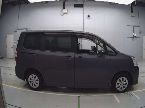 2013 Toyota Noah ZRR70G[2]