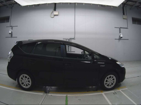 2014 Toyota Prius alpha ZVW41W[2]