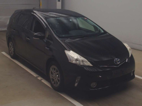 2013 Toyota Prius alpha ZVW41W[2]