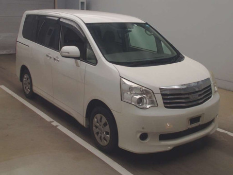 2011 Toyota Noah ZRR70G[2]