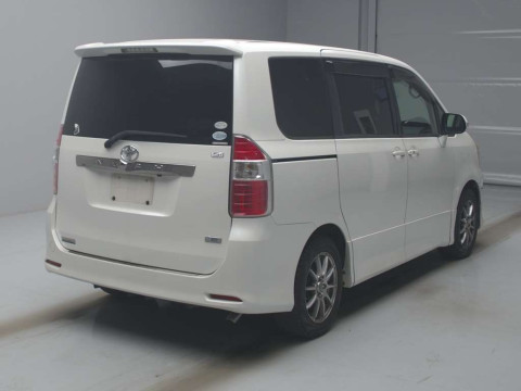 2008 Toyota Noah ZRR70W[1]