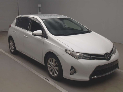 2013 Toyota Auris NZE181H[2]