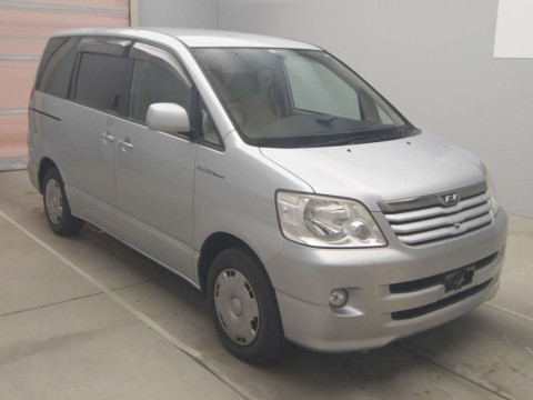 2003 Toyota Noah AZR60G[2]