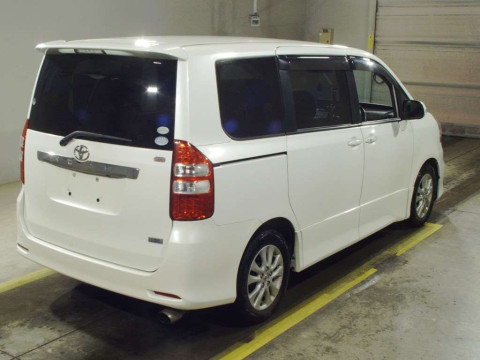 2011 Toyota Noah ZRR75W[1]