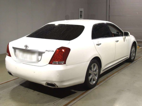 2012 Toyota Crown Majesta URS206[1]